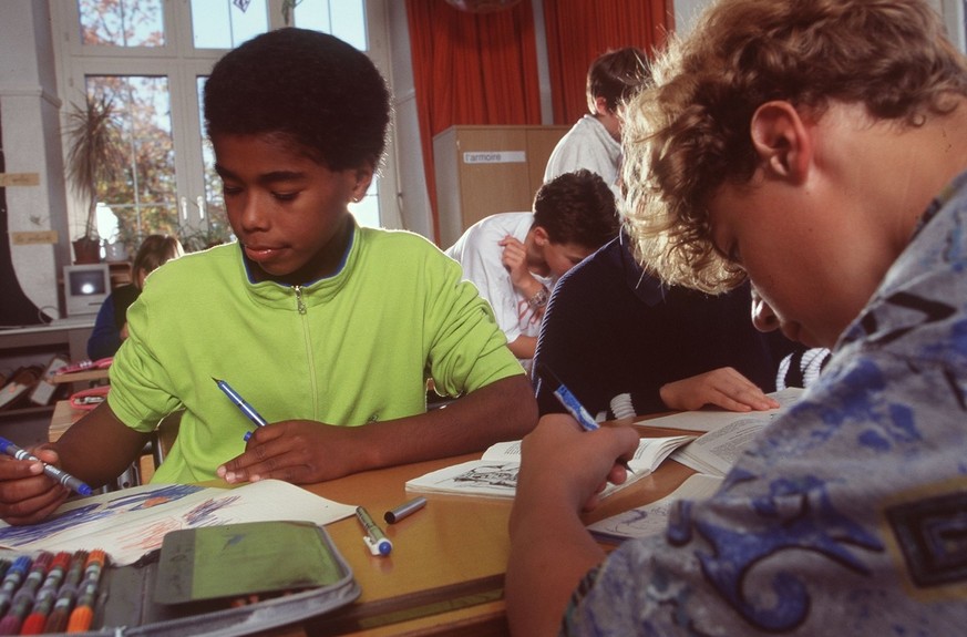 Schueler beim Unterricht in der Primarschule Thalwil 1995. Auslaenderkinder werden in der Schule oft unterschaetzt und deshalb eher in Sonderklassen gesteckt als Schweizer Kinder. Dabei lernen sie in  ...