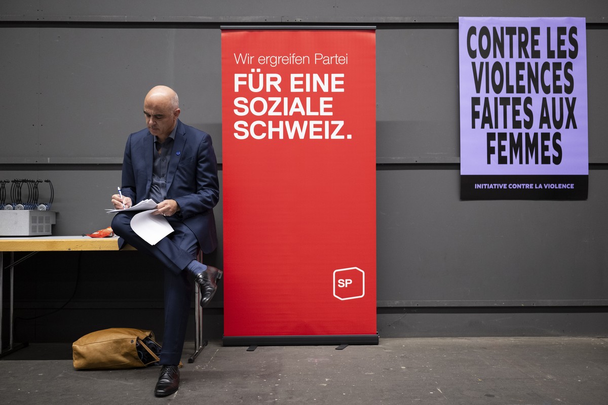 Generalsekretaer des Europaeischen Rats und alt Bundesrat Alain Berset, liest seine Unterlagen vor seiner Rede, am Parteitag der SP Schweiz, am Samstag, 17. Oktober 2026 in Thun. (KEYSTONE/Anthony Ane ...