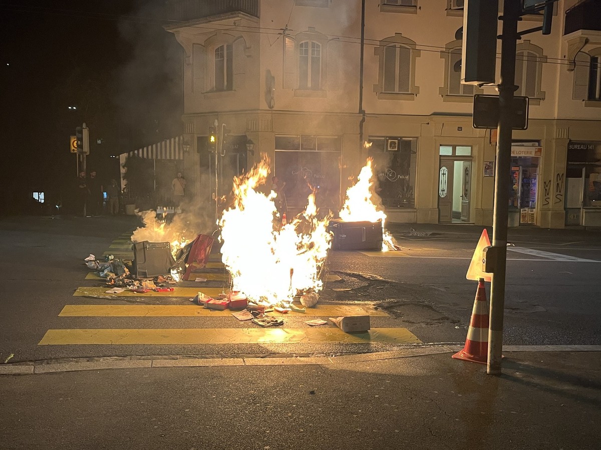 Plusieurs poubelles ont été incendiées lundi soir dans le quartier de Prélaz, à Lausanne, où un adolescent a trouvé la mort la veille, lors d'une course-poursuite avec la police.