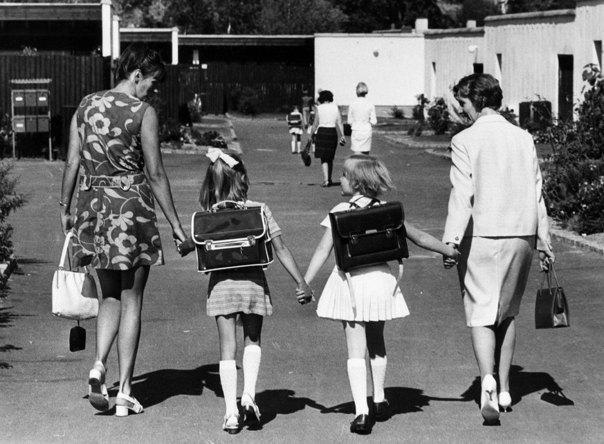 historiskebilder Oslo 19710818 Forste skoledag pa Ammerud skole. Barn med ransler og modre hand i hand. Foto: NTB-arkiv / NTB Oslo NORGE / NORWAY EDITORIAL USE ONLY Ref:E5DJwNDh-8Y.jpg *** historical  ...