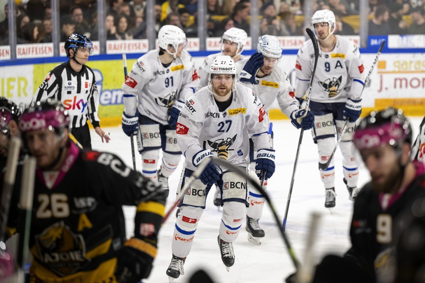 La Chaux-de-Fonds&#039; Spieler mit Anthony Huguenin, vorne, jubelt beim ersten Spiel der Eishockey Ligaqualifikation der National League zwischen dem HC Ajoie und dem HC La Chaux-de-Fonds in der Raif ...