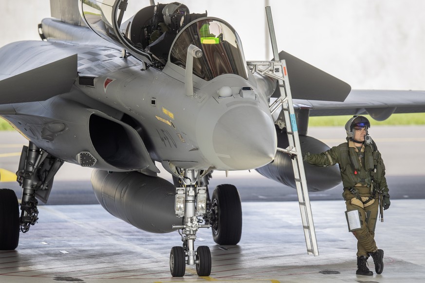 epa07588982 A pilot in front of a French built Dassault Rafale fighter jet prior to take off during a test and evaluation day at the Swiss military airbase, in Payerne, Switzerland, 21 May 2019. The t ...