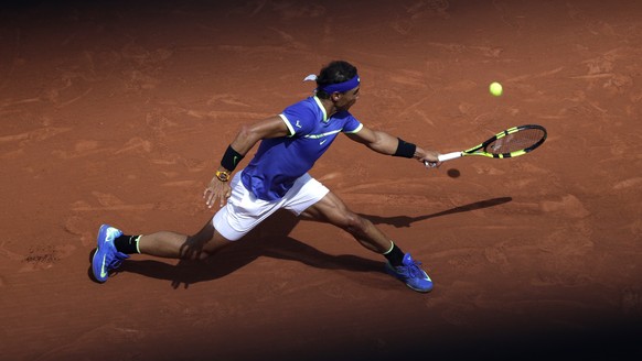 Spain&#039;s Rafael Nadal returns the ball to compatriot Roberto Bautista Agut during their fourth round match of the French Open tennis tournament at the Roland Garros stadium, Sunday, June 4, 2017 i ...