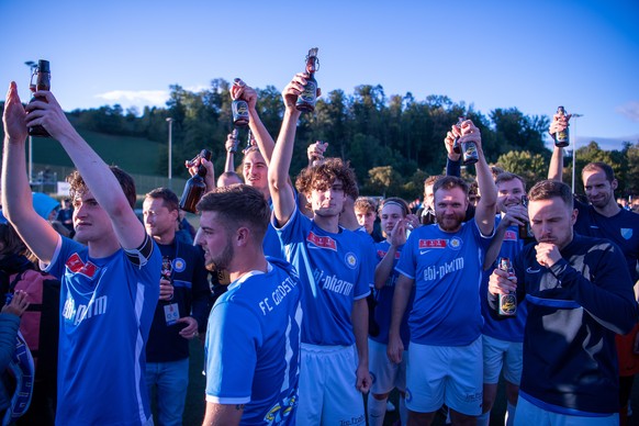 Die Spieler von Goldstern feiern nach der Niederlage gegen GC im Schweizer Fussball Cup 1/16 Final Spiel zwischen FC Goldstern und den Grasshopper Club Zuerich, am Samstag, 17. September 2022, auf der ...