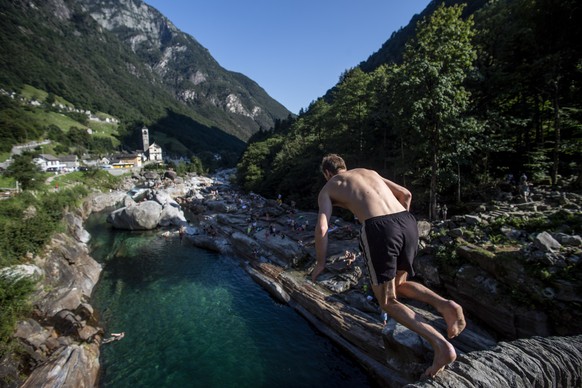 Menschen geniessen sonniges Wetter am Verzascafluss im Verzascatal, am Mittwoch, 11. August 2021, in Lavertezzo. (KEYSTONE/Ti-Press/Francesca Agosta)