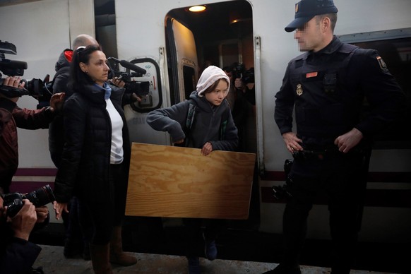 epa08048255 Swedish environmental activist Greta Thunberg (C) gets off the Lusitania train upon her arrival at Chamartin Railway Station, in Madrid, Spain, early 06 December 2019. Greta arrived in Mad ...