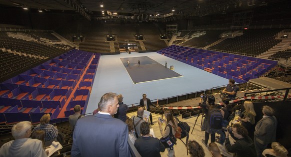 Hans-Peter Wessels, Regierungsrat Basel-Stadt und Vorsteher des Bau- und Verkehrsdepartements, Mitte unten, beobachtet wie in der neu renovierten St. Jakobshalle der Boden fuer die Swiss Indoors veleg ...