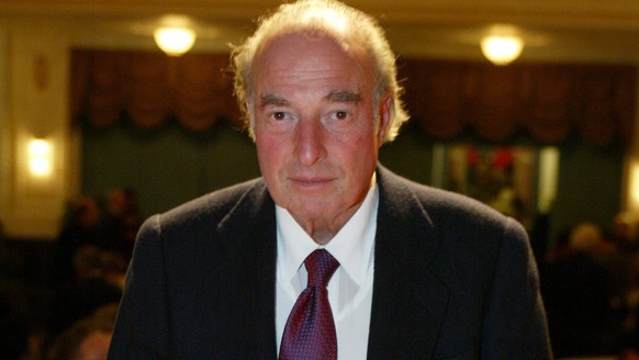 JAHRESRUECKBLICK 2013 – OBIT – Der US-Schweizer und in der Zentralschweiz lebende Millionaer Marc Rich verleiht am Dienstag, 5. November 2002 den Schweizerischen Doron-Preis im Zuger Casino. (KEYSTONE ...