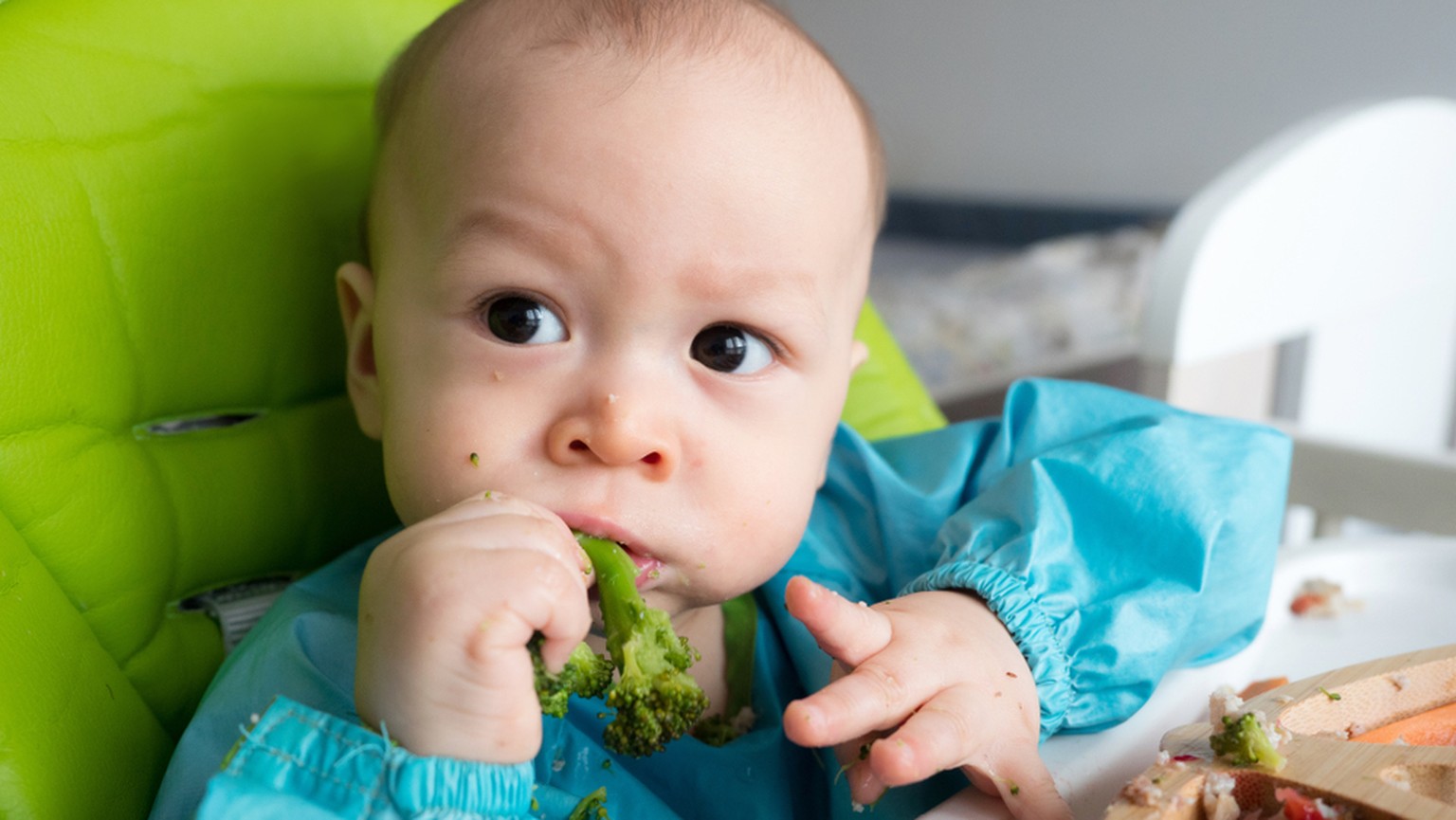 Baby isst Gemüse