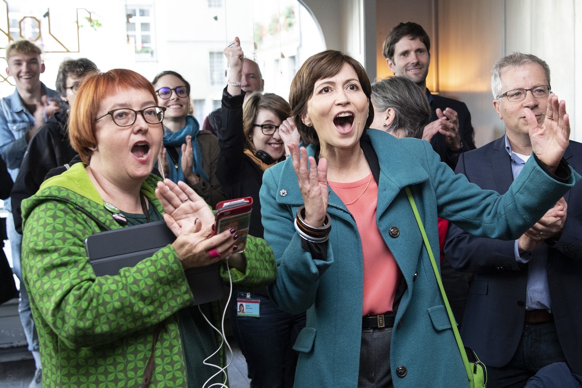 Gruene-Parteipraesidentin und Nationalraetin Regula Rytz, rechts, und Grossraetin Natalie Imboden, Gruene-BE, freuen sich ueber ein Resultat am Wahltag der Eidgenoessischen Parlamentswahlen, am Sonnta ...
