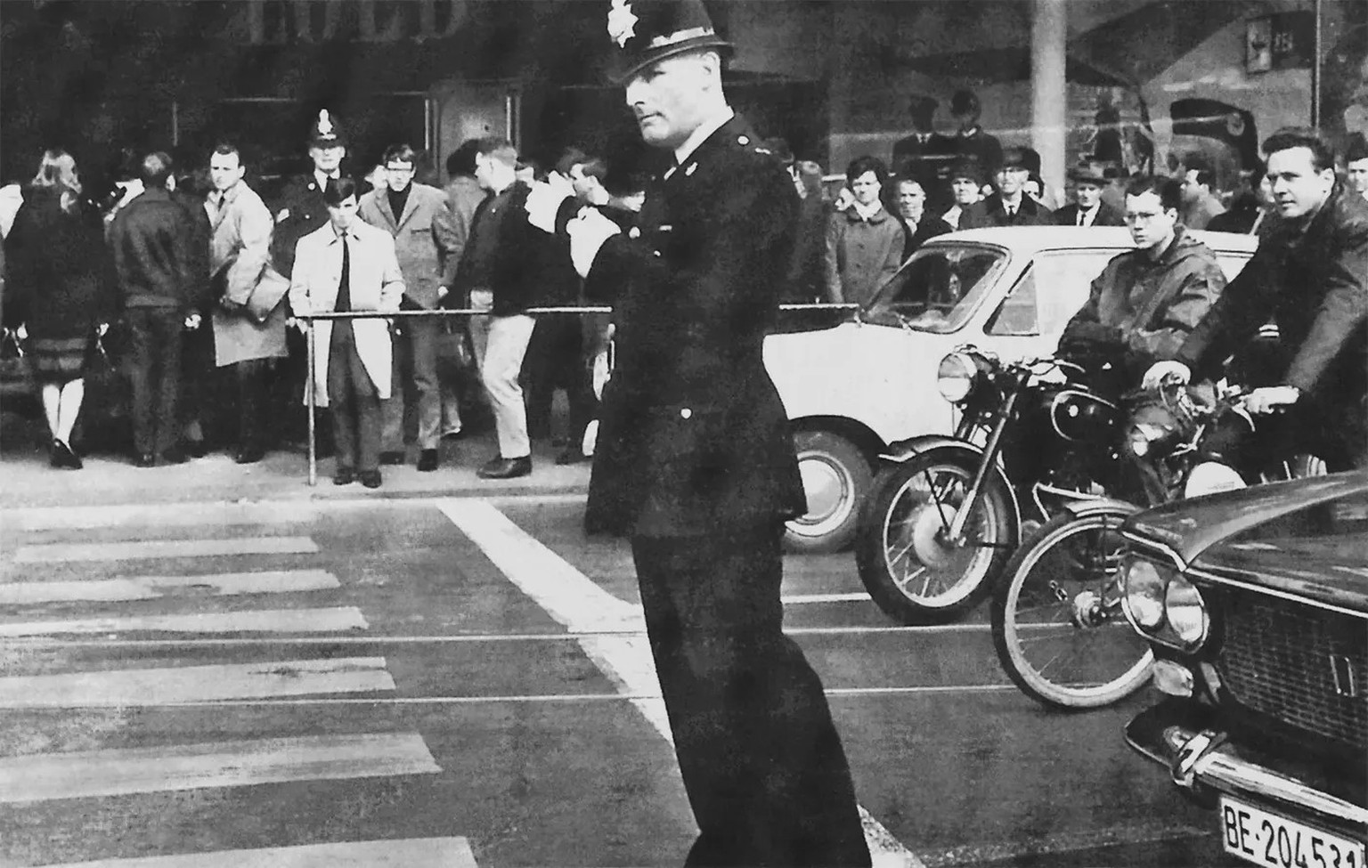 «Bobbies» regeln den damals regen Verkehr vor dem «Loeb-Egge». Aktion im Rahmen von «Britain at Loeb», 1967.
https://swisscovery.slsp.ch/permalink/41SLSP_NETWORK/1ufb5t2/alma991110847879705501