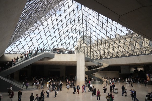 Visitors walk in the lobby of the Louvre museum three days after historic jewels were stolen in a daring daylight heist, Wednesday, Oct. 22, 2025 in Paris. (AP Photo/Thibault Camus)
France Louvre