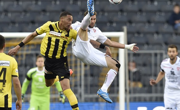 Hoarau im Zweikampf mit Vaduz'&nbsp;Philipp Muntwiler.