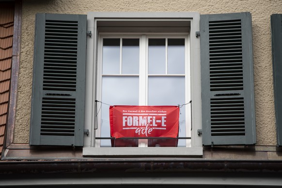 A banner of the &quot;FORMEL-E ade&quot; (&#039;&#039;Formula E good bye&#039;&#039;) committee is visible on a window before the first test session during the Bern E-Prix, the eleventh stage of the A ...