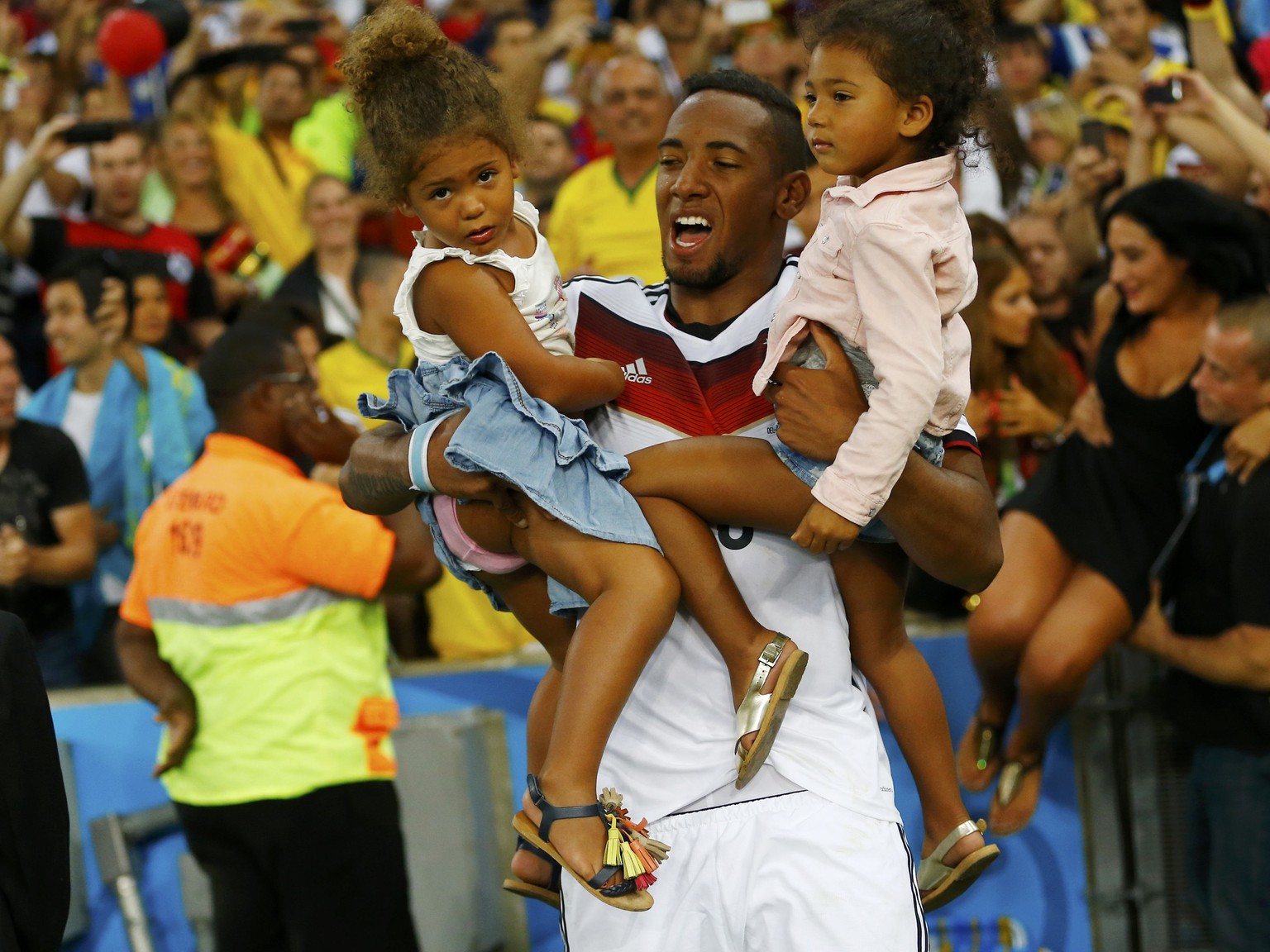 Mag er noch lieber als den WM-Pokal: Verteidiger Jérôme Boateng mit seinen dreijährigen Zwillingstöchtern&nbsp;Soley und Lamia.