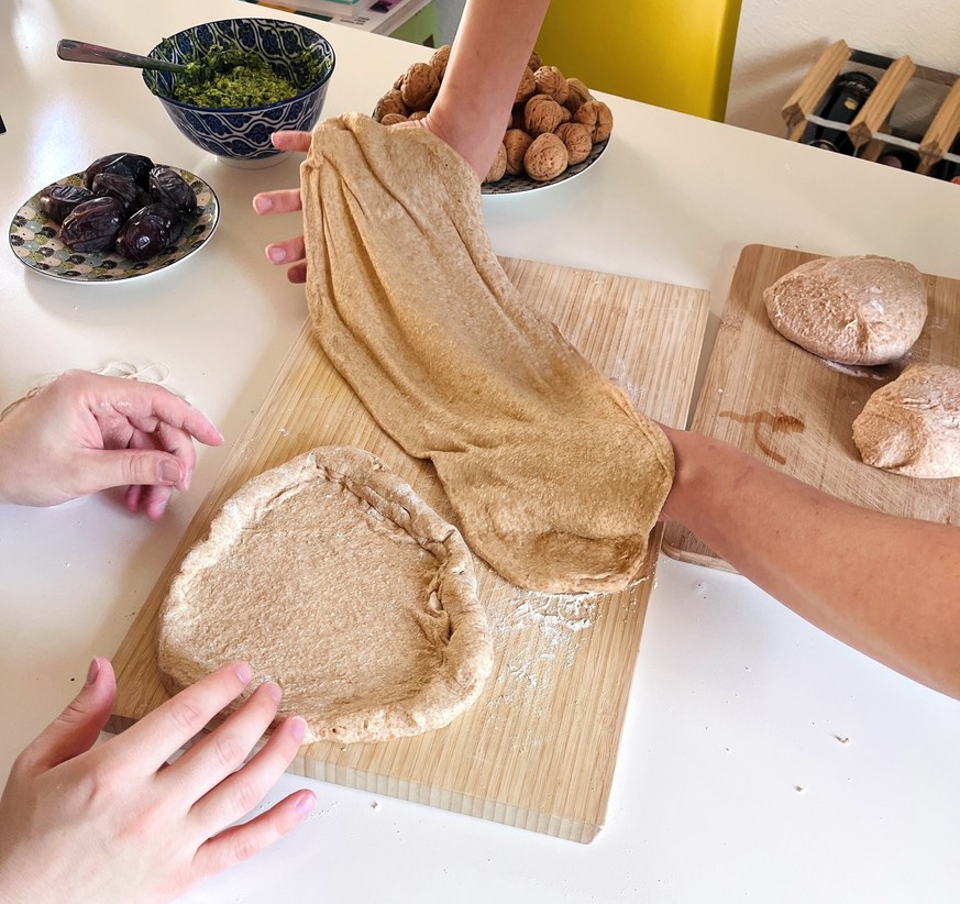 Wir kochen eine 2000-jährige Pizza aus Pompeji. 
F yeah. 
Eine römische Pizza. Literally.