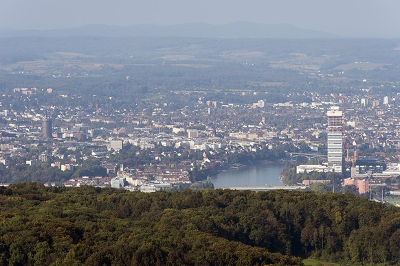 Aussicht auf die Stadt Basel vom 250 Meter hohen Sendeturm auf dem St. Chrischona in Bettingen am Samstag, 27. September 2014. Swisscom Broadcast feiert das dreissigjaehrige Jubilaeum des Sendeturms S ...