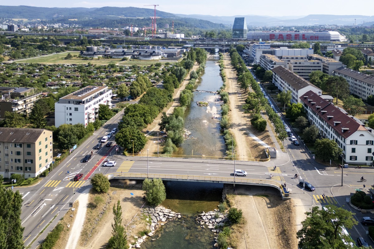 KEYPIX - Luftaufnahme der gesperrten Birs und der Redingbruecke in Richtung St. Jakob, in Basel, am Mittwoch, 24. Juni 2026. Um den Stress fuer die Fische zu minimieren und einem Fischsterben vorzubeu ...