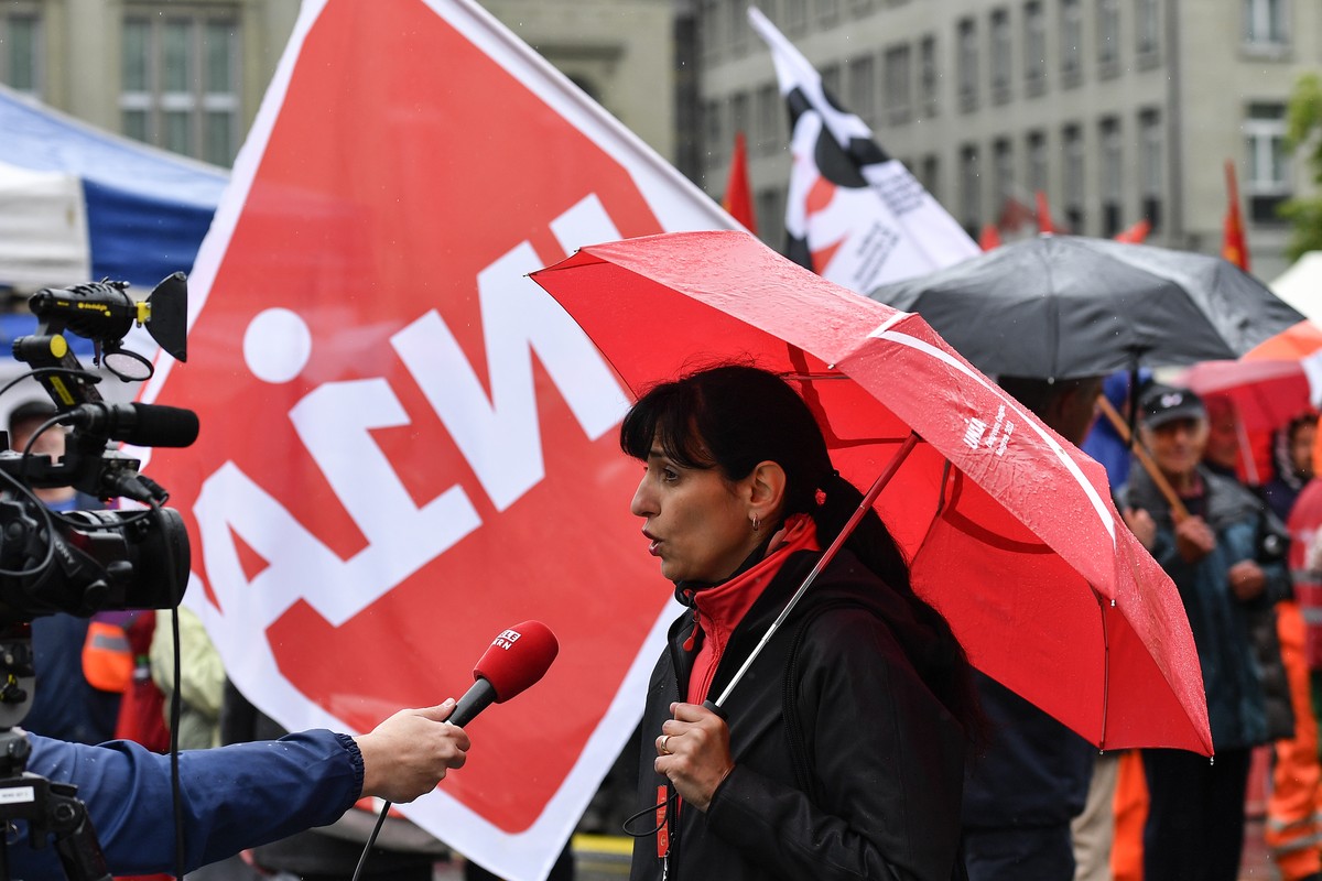 Vanja Alleva, Praesidentin der Unia, spricht mit einem Journalisten anlaesslich der 1. Mai Kundgebung unter dem Motto "Zukunft fuer alle. Sozialer. Gerechter.", am Montag, 1. Mai 2017, in Be ...