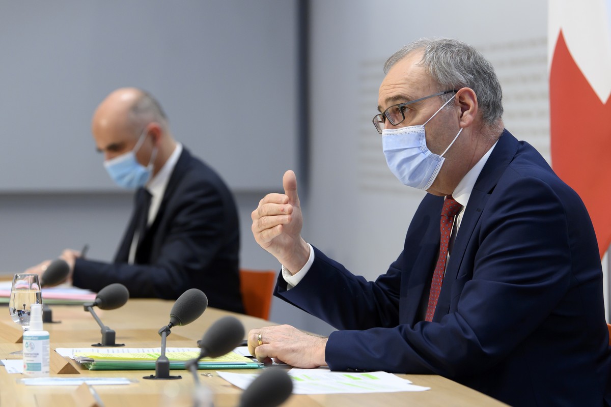 Bundesratspraesident Guy Parmelin, rechts, spricht an der Seite von Bundesrat Alain Berset, links, an einer Medienkonferenz des Bundesrates zur aktuellen Lage im Zusammenhang mit dem Coronavirus, am F ...