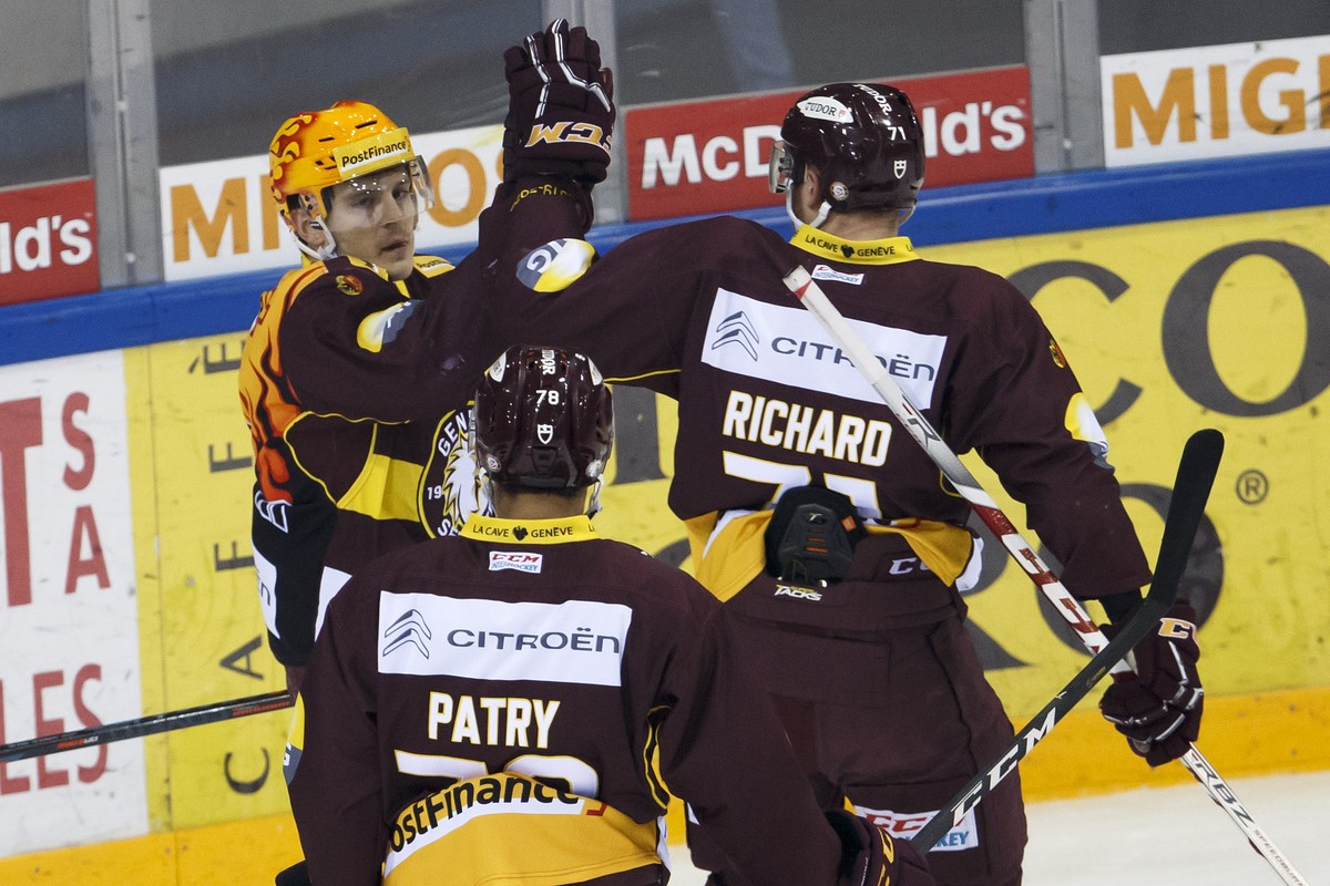 Geneve-Servette's forward Tommy Wingels, of USA, left, celebrates his goal with teammate center Tanner Richard, right, past Geneve-Servette's forward Stephane Patry, after scoring the 2:0, d ...