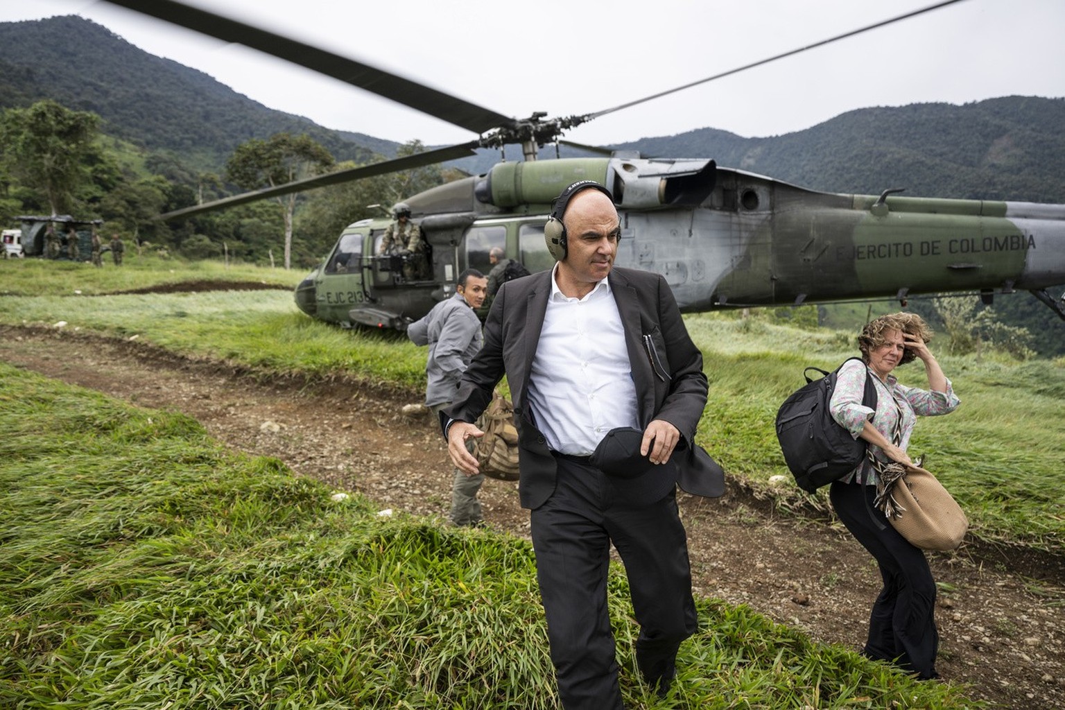 Swiss Federal President Alain Berset, and his translator Anette Schorr disembark a Black Hawk UH-60 helicopter of the Colombian military, on Wednesday, August 9, 2023 in Dabeiba, Colombia. President B ...