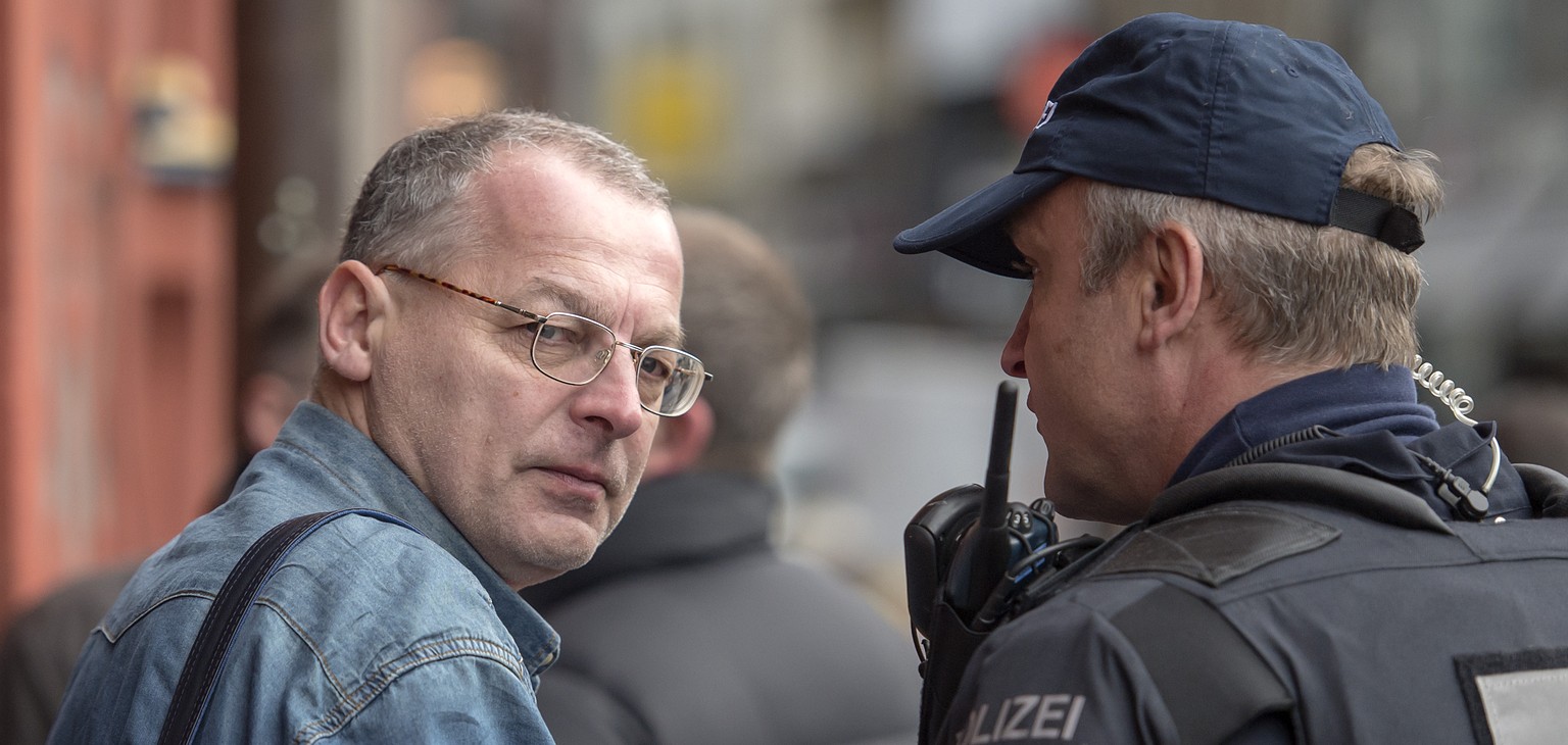 Der Basler Grossrat Eric Weber, links, der Initiant der zunaechst bewilligten und dann zurueckgezogenen Pegida Demonstration in Basel, spricht mit einem Polizisten am Mittwoch, 3. Februar 2016. Ein gr ...