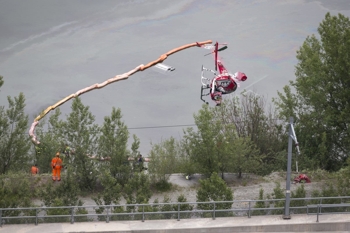 Der abgestuerzte Helikopter der Air Zermatt in der "Volki-Gilla" in Raron, fotografiert von Ausserberg, Wallis, am Mittwoch, 16. Mai 2018. (KEYSTONE/Dominic Steinmann)