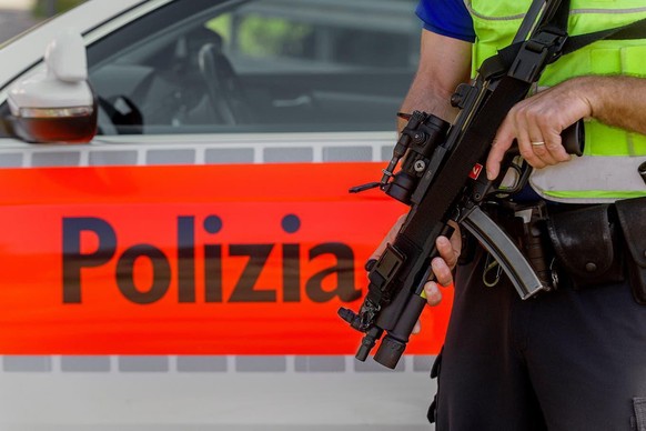 Ein Polizist der Kantonspolizei Tessin bei einer Strassensperre in Bellinzona.