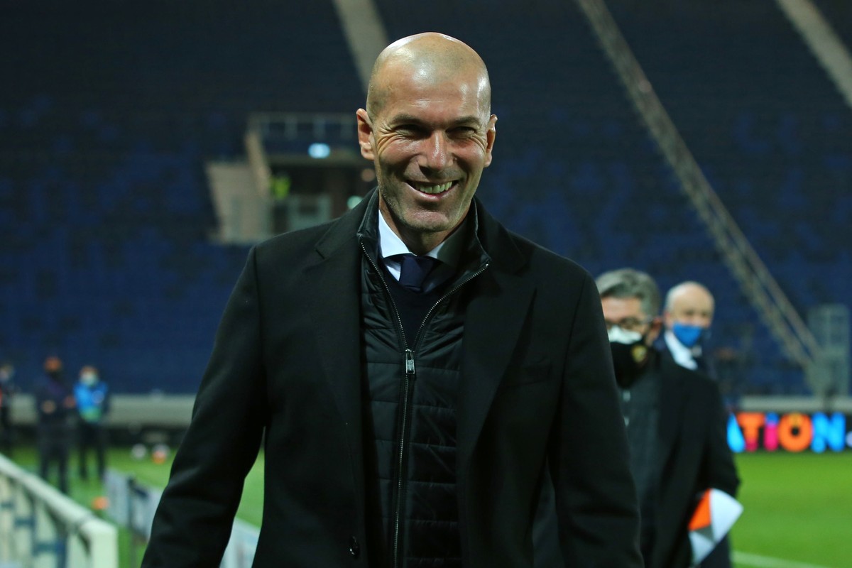 epa09034845 Real Madrid's coach Zinedine Zidane during the UEFA Champions League soccer match, round of 16, Atalanta BC vs Real Madrid at Gewiss Stadium in Bergamo, Italy, 24 February 2021. = EPA ...