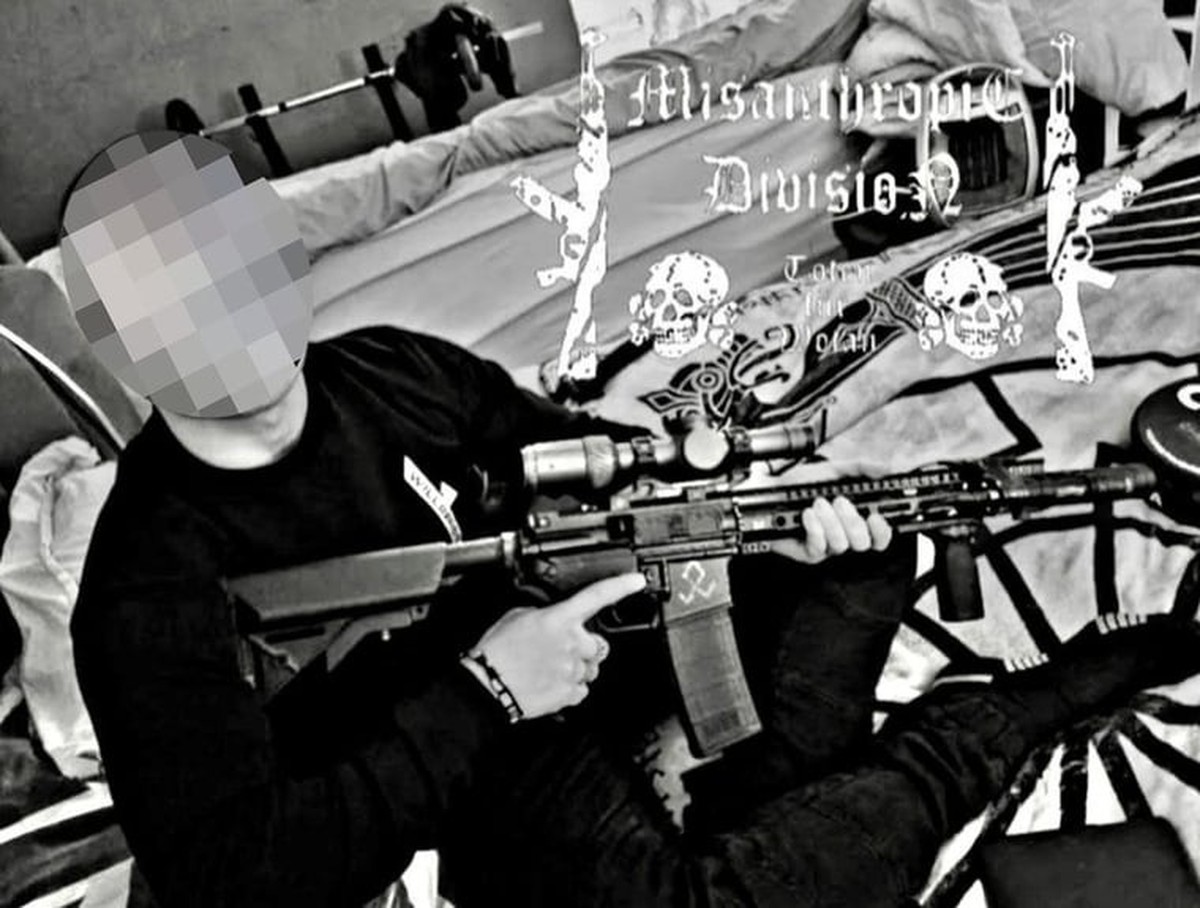 Yannick B., proche des Nationalistes suisses, avec un fusil d’assaut et des têtes de mort SS.