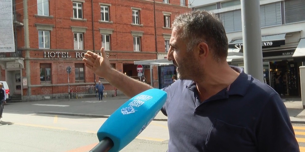 Im Zürcher Kreis 4 wird ein Mann in der Lugano Bar tödlich verletzt. Es soll sich um einen Mitarbeiter der Bar handeln. Die Fahndung nach der Täterschaft läuft.