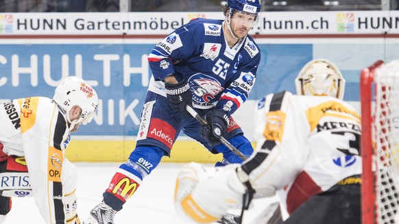 Zuerichs Morris Trachsler, Mitte, kaempft gegen HC Lugano Torhueter Elvis Merzlikins im fuenften Playoff-Viertelfinalspiel der National League A zwischen den ZSC Lions und dem HC Lugano am Dienstag, 1 ...