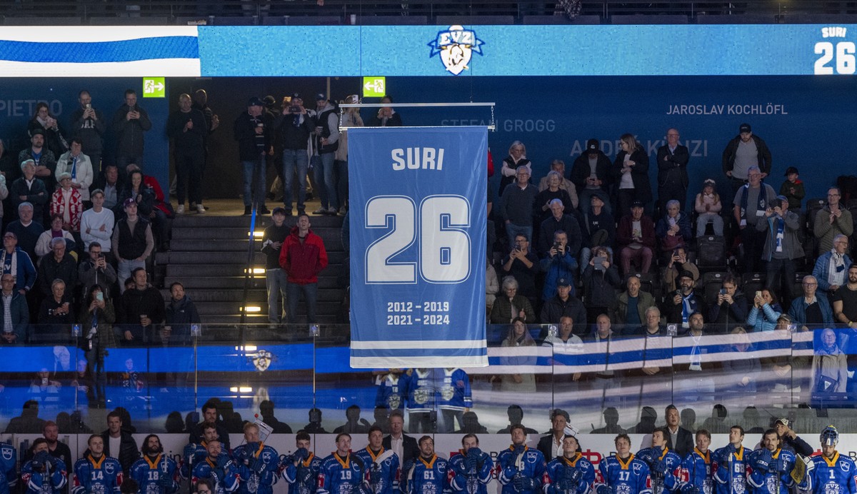 Der zurueckgetretene Zuger Eishockeyspieler Reto Suri wird feierlich verabschiedet, vor dem Eishockey Qualifikationsspiel der National League zwischen dem EV Zug und dem HC Davos am Samstag, 28. Septe ...