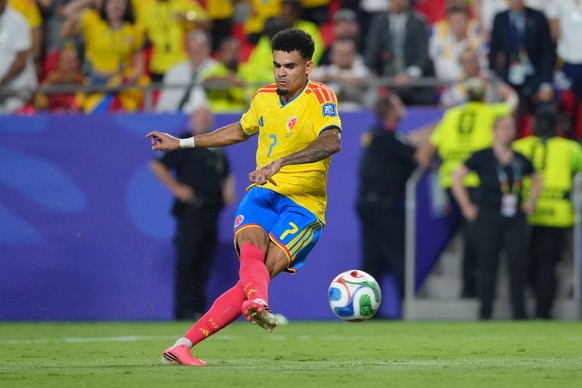 Colombia's Luis Diaz (7) shoots against Ghana during the World Cup round of 32 soccer match between Colombia and Ghana in Kansas City, Mo., Friday, July 3, 2026. (AP Photo/Ed Zurga)
Luis Diaz
