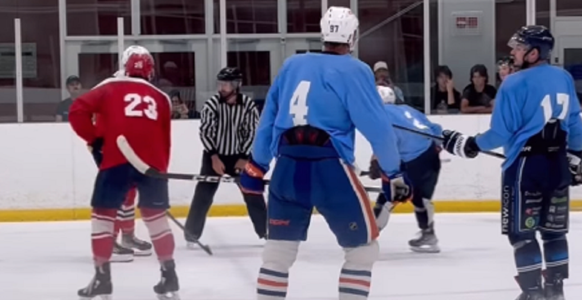 Connor McDavid (mit der Nummer 4) auf dem Eis in einem Beer-League-Spiel.