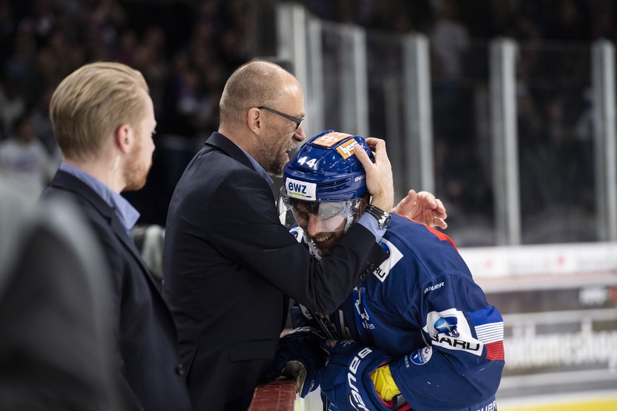 ZSC Headcoach Hans Kossmann, links, gratuliert Pius Suter nach dem sechsten Eishockey Playoff-Halbfinalspiel der National League zwischen den ZSC Lions und dem SC Bern am Samstag, 7. April 2018, im Zu ...