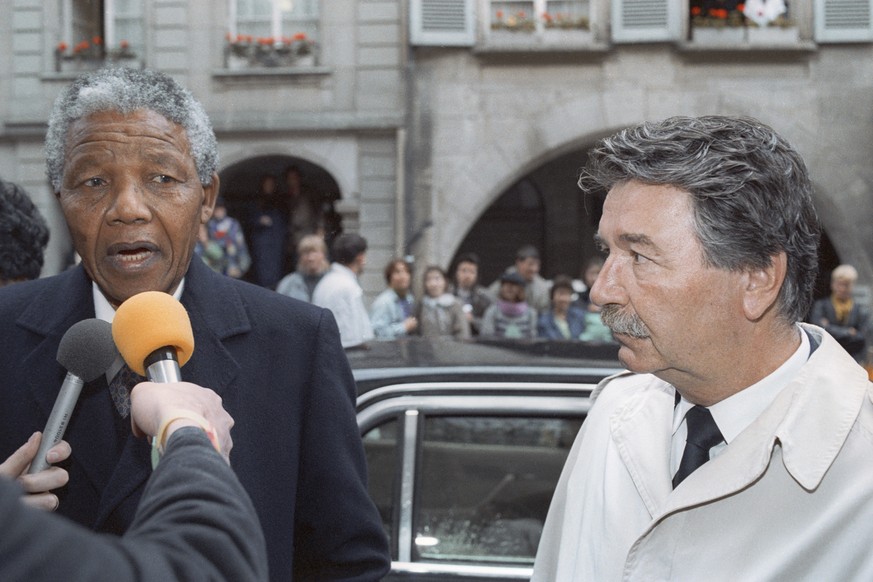 Nelson Mandela, links, wird bei seinem Besuch in der Schweiz am 9. Juni 1990 in Bern von Bundesrat Rene Felber, rechts, zu einem Gespraech empfangen. (KEYSTONE/Str)