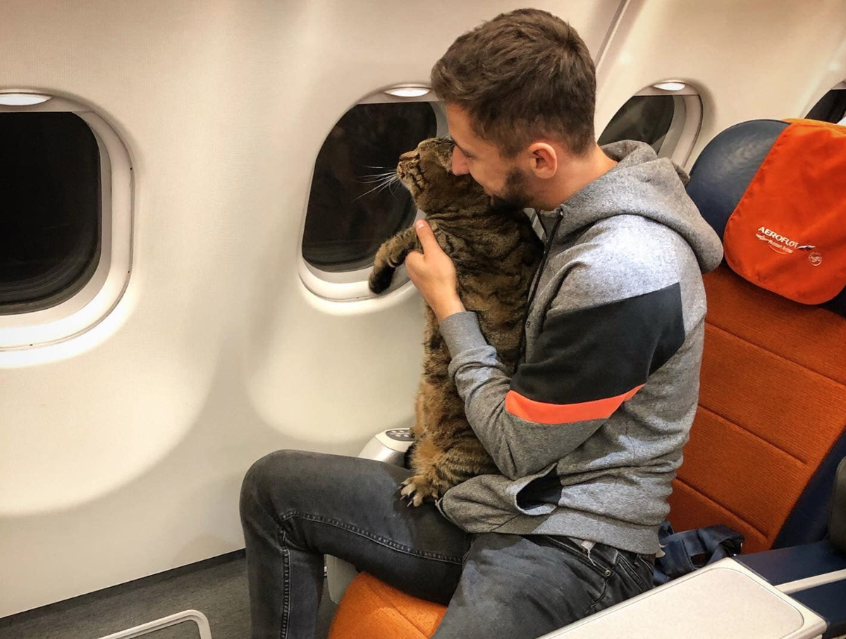 Mikhail Galin mit seinem Kater Viktor.