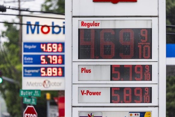 epa12984340 Fuel prices are displayed outside a gas station in Washington, DC, USA, 22 May 2026. Average US gasoline prices rose above 4.50 US dollars per gallon, according to the American Automobile  ...