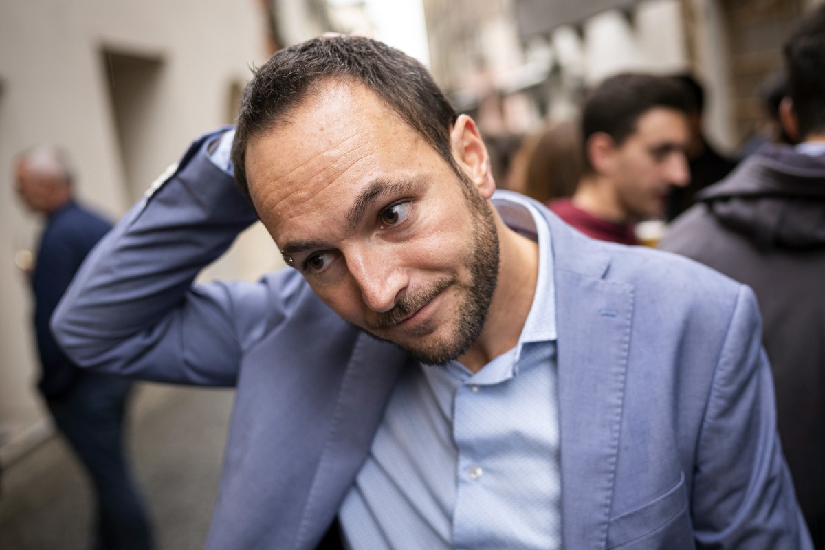 Mathias Reynard (PS) ce dimanche 2 novembre 2019 a Sion lors du 2eme tour de l'élection Federale au Conseil des Etats 2019. (KEYSTONE/Olivier Maire).