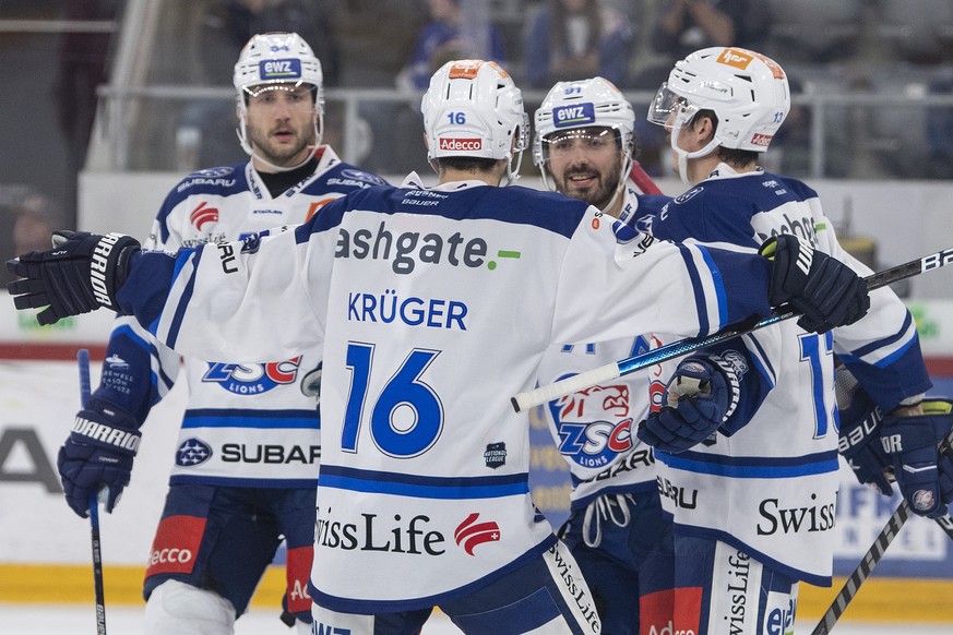 Zuerichs Spieler feiern ihren Treffer zum 5-1 im Eishockey Meisterschaftsspiel der National League zwischen dem EHC Biel und den ZSC Lions, am Freitag, 8. Oktober 2021, in der Tissot Arena in Biel. (K ...