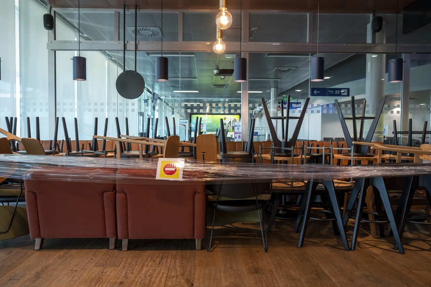Gestapeltes Mobiliar in einem Cafe am EuroAirport in Basel, am Sonntag, 15. Maerz 2020. Als verstaerkte Massnahmen gegen das Coronavirus bleiben alle Restaurants und Shops geschlossen, Take-Away-Betri ...