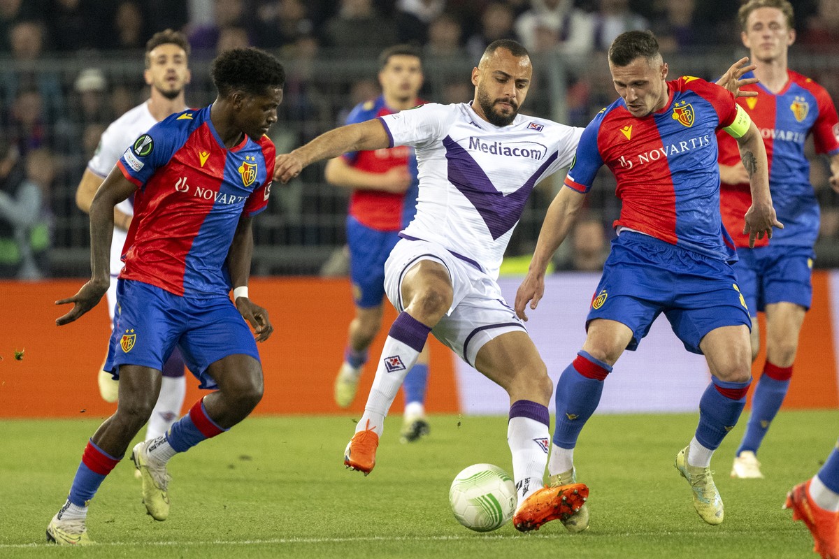 Fiorentina's Arthur Cabral, center, against Basel's Andy Pelmard, left, and Taulant Xhaka, right, during the UEFA Conference League semifinal second leg match between Switzerland's FC B ...