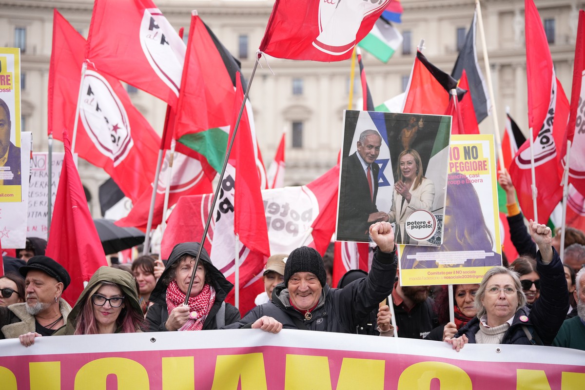 People take part in a national demonstration against the war in Iran and the March 22 referendum on the Italian justice system, in Rome, Saturday, March 14, 2026. (AP Photo/Andrew Medichini)
Italy Pro ...
