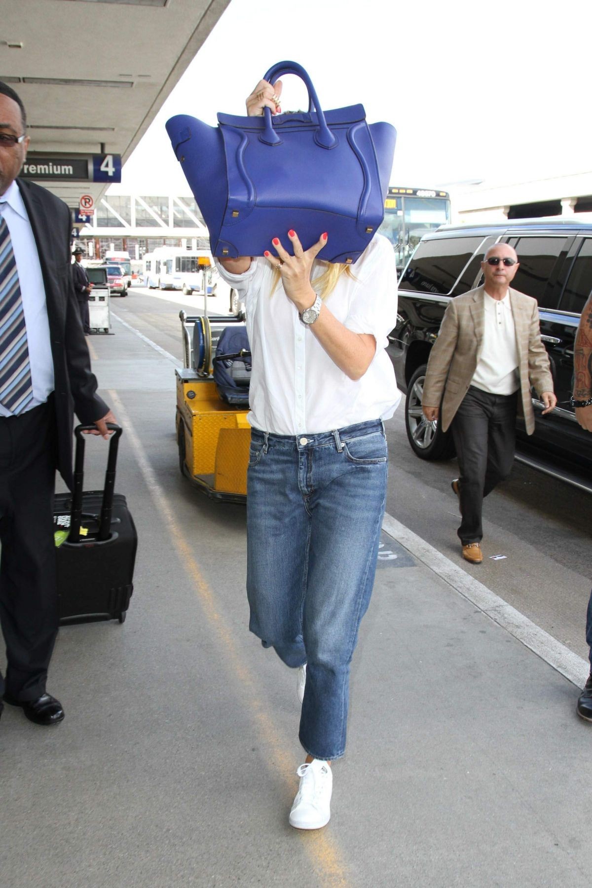 Jeans, chemise blanche, sac Celine et petite Rolex, tout simple comme Gwyneth Paltrow.