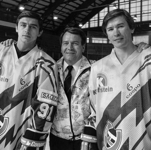 Jean Martinet, Mitte, Praesident des Eishockeyclubs HC Fribourg-Gotteron, mit den zwei Russen im Club Slawa Bykow, rechts, und Andrei Chomutow, links, aufgenommen im Oktober 1990. (KEYSTONE/Str)