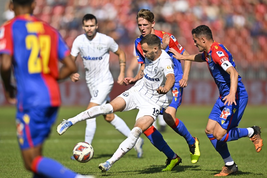 Zuerichs Nikola Boranijasevic gegen Basels Wouter Burger und Taulant Xhaka, von links, beim Fussballspiel der Super League zwischen dem FC Zuerich und dem FC Basel im Stadion Letzigrund in Zuerich, am ...