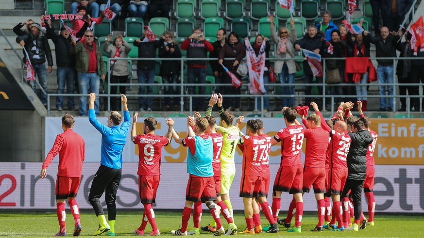 Viel Freude bei den Spielern des FC Thun und den mitgereisten Fans ueber den Auswaertssieg, aufgenommen am Sonntag, 23. April 2017, beim Fussball Super-League Spiel zwischen dem FC St. Gallen gegen de ...