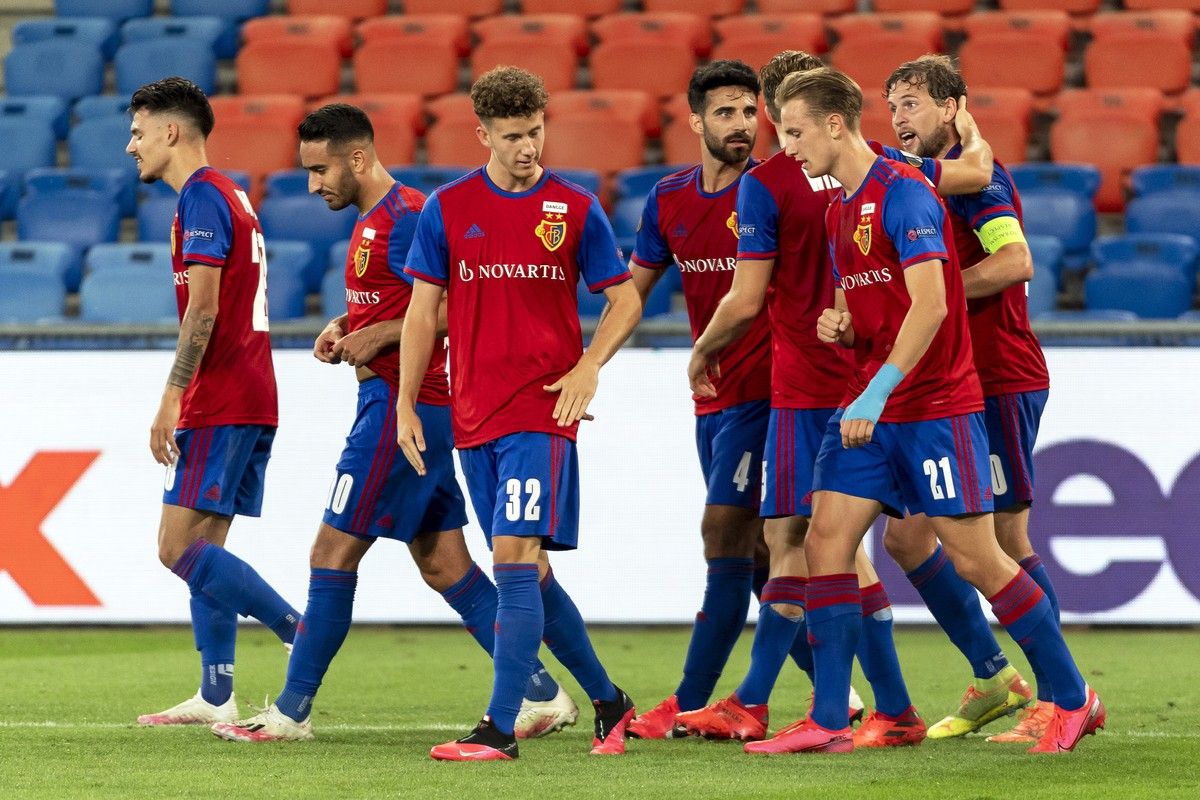 epa08588572 Basel players celebrate their 1-0 lead during the UEFA Europa League round of 16, second leg soccer match between FC Basel 1893 and Eintracht Frankfurt at the St. Jakob-Park stadium in Bas ...